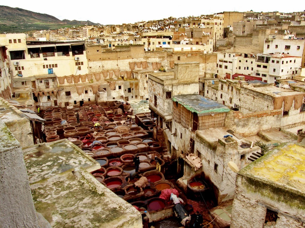 Os curtumes de couro em Fez no Marrocos