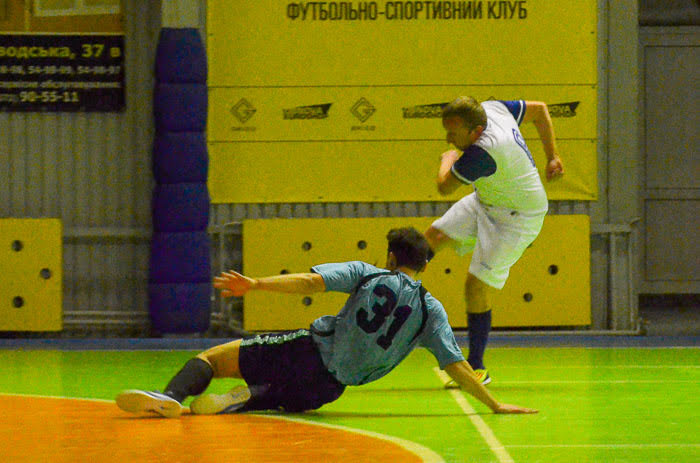 Group of people playing mini football Группа людей играющих в мини-футбол