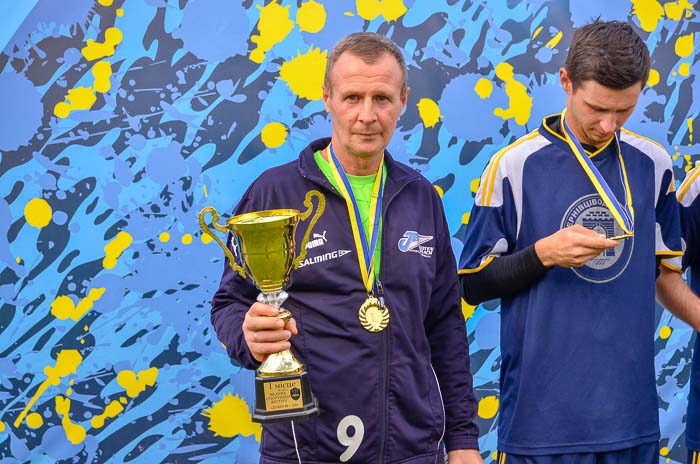 Group of people playing mini football Группа людей играющих в мини-футбол