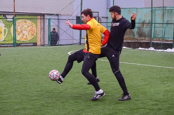 Group of people playing mini football Группа людей играющих в мини-футбол