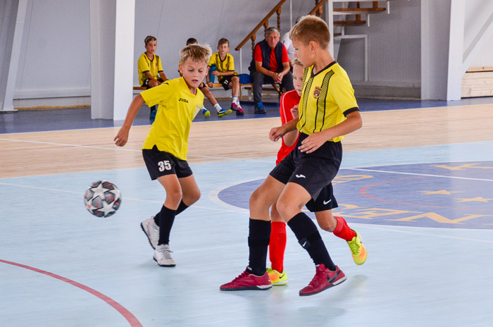 Group of people playing mini football Группа людей играющих в мини-футбол