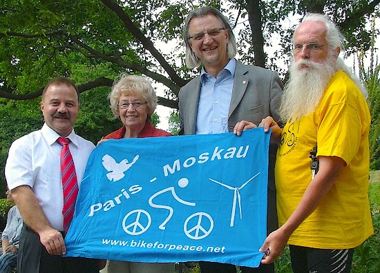 Konni, Friedensfreunde, Transparent: «Paris-Moskau www.bikeforpeace.net».