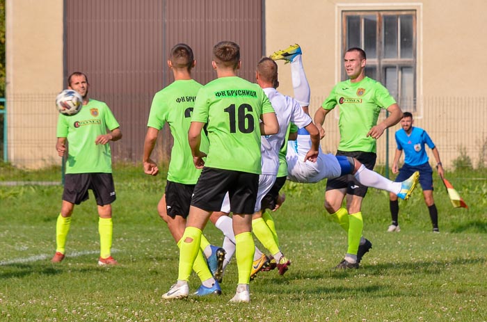 Group of people playing mini football Группа людей играющих в мини-футбол