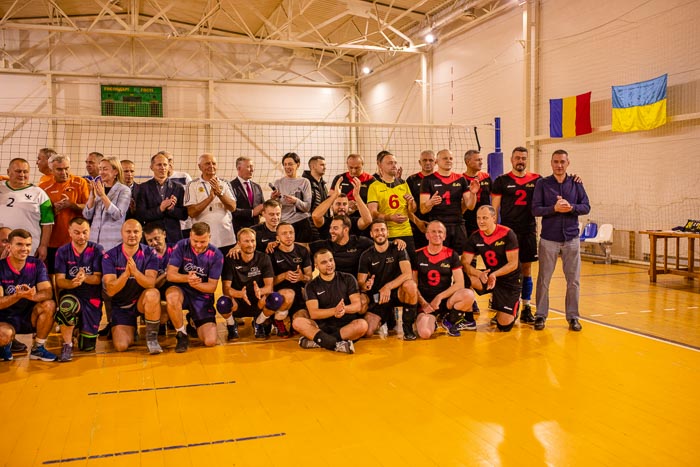 Group of people playing mini football Группа людей играющих в мини-футбол