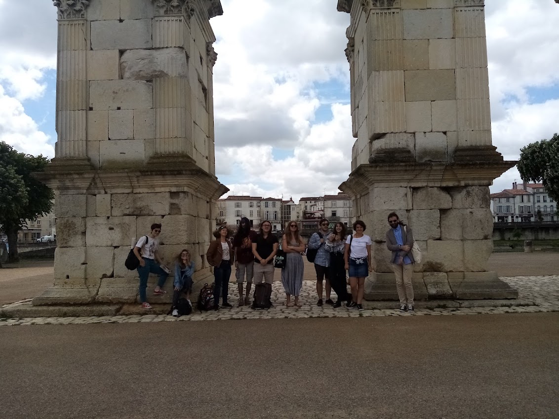 Photo de groupe sous l'Arc de Germanicus