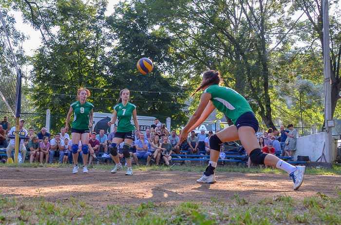 Group of people playing volleyball Группа людей играющих в волейбол