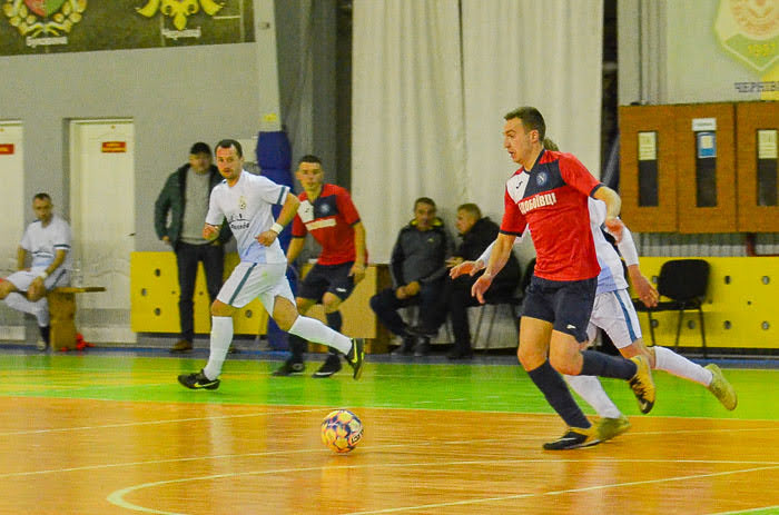 Group of people playing mini football Группа людей играющих в мини-футбол