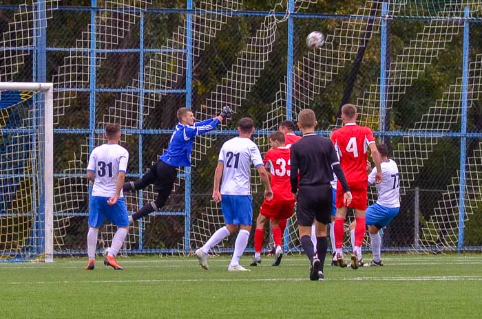 Group of people playing mini football Группа людей играющих в мини-футбол