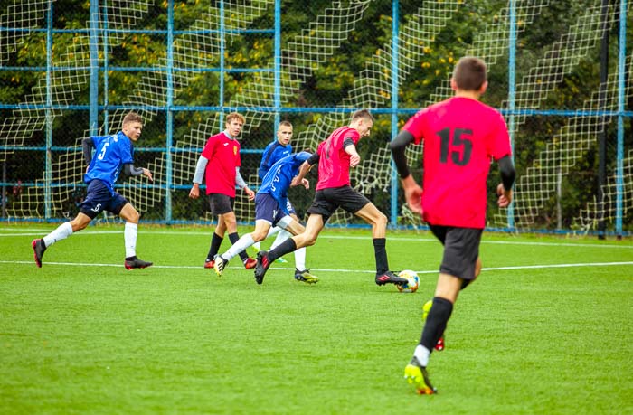 Group of people playing mini football Группа людей играющих в мини-футбол