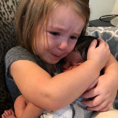 Sweet Moment Little Girl Can’t Hold Back Her Tears When She Meets Her Baby Cousin For The First Time