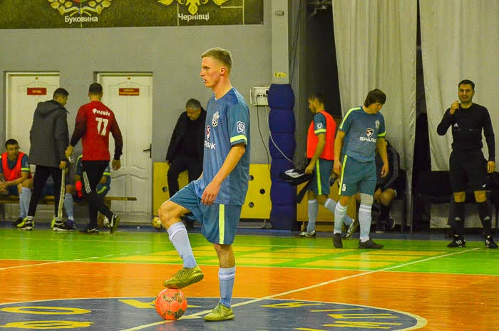 Group of people playing mini football Группа людей играющих в мини-футбол