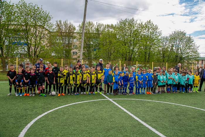 Group of people playing mini football Группа людей играющих в мини-футбол