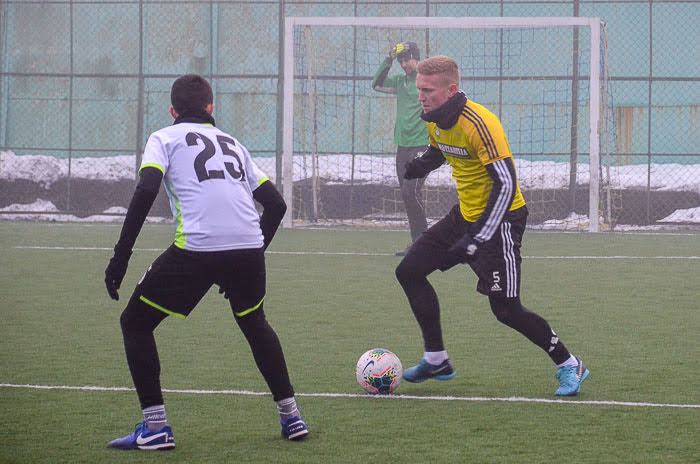 Group of people playing mini football Группа людей играющих в мини-футбол