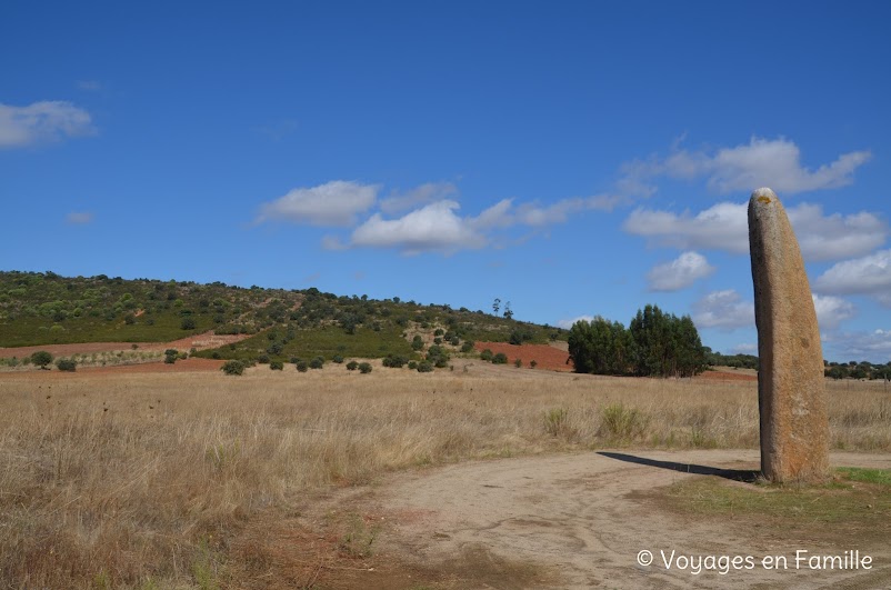 Monsaraz, Escritas de pedra e cal - Menir Outeiro