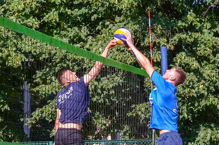 Group of people playing volleyball Группа людей играющих в волейбол