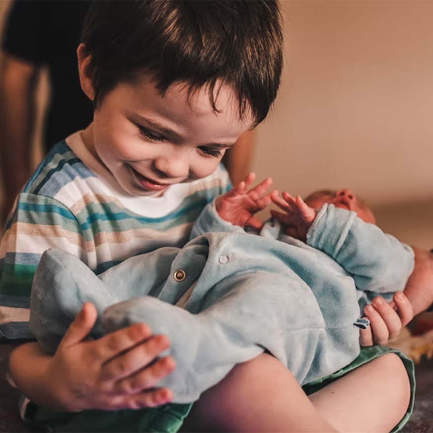 10 Moving Photos Of Siblings Meeting For The First Time