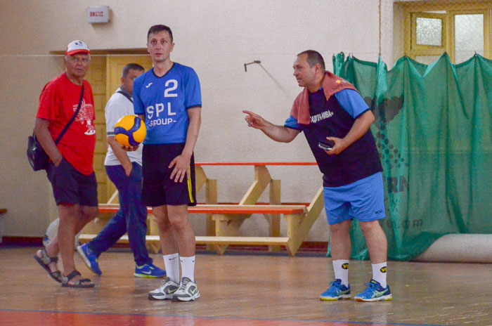 Group of people playing volleyball Группа людей играющих в волейбол