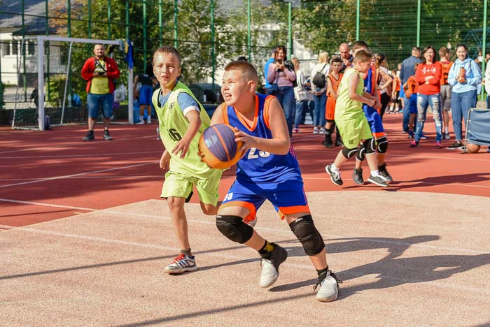 Group of people playing mini football Группа людей играющих в мини-футбол