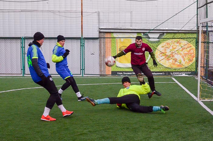 Group of people playing mini football Группа людей играющих в мини-футбол