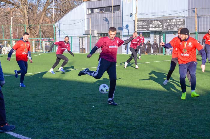 Group of people playing mini football Группа людей играющих в мини-футбол