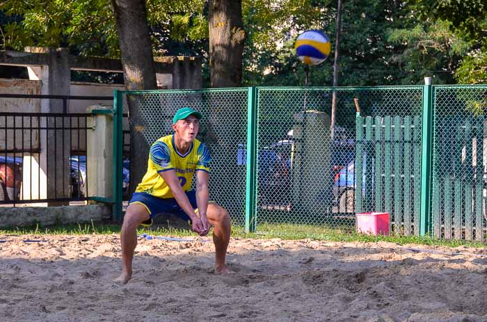 Group of people playing volleyball Группа людей играющих в волейбол