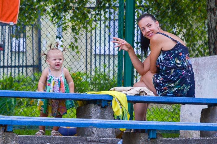 Group of people playing volleyball Группа людей играющих в волейбол