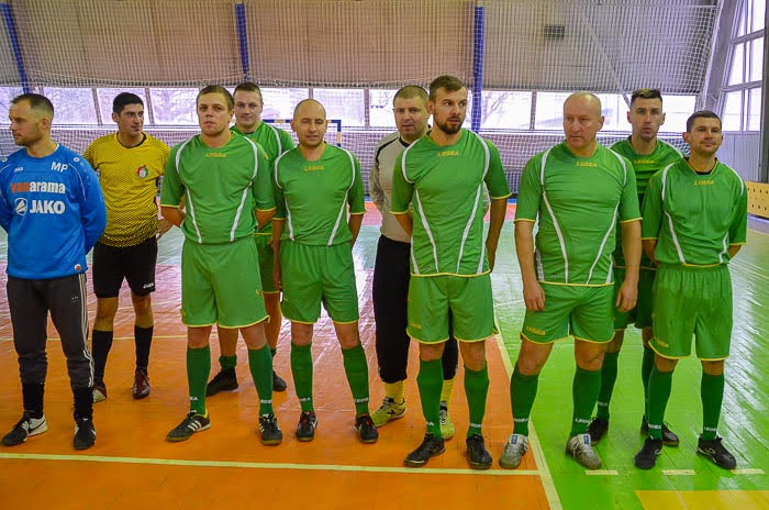 Group of people playing mini football Группа людей играющих в мини-футбол