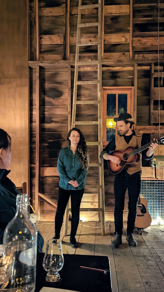 Pink Moon Dinner with Tournant took place at the winery Dominio IV in Carlton, inside their historic and renovated red barn. A surprise musical performance of Pink Moon and Jolene