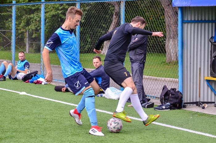 Group of people playing mini football Группа людей играющих в мини-футбол