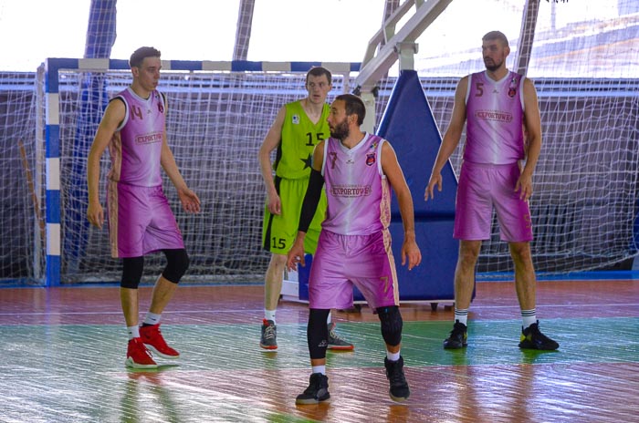 Group of people playing mini football Группа людей играющих в мини-футбол