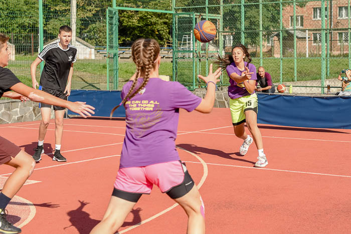 Group of people playing mini football Группа людей играющих в мини-футбол