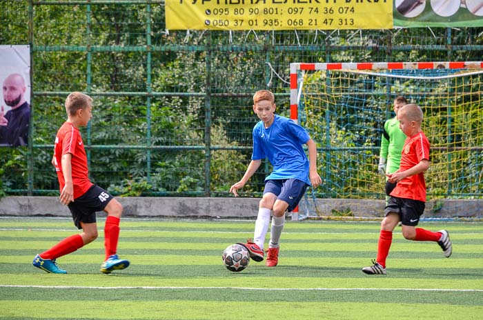 Group of people playing mini football Группа людей играющих в мини-футбол