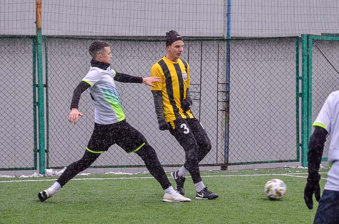 Group of people playing mini football Группа людей играющих в мини-футбол