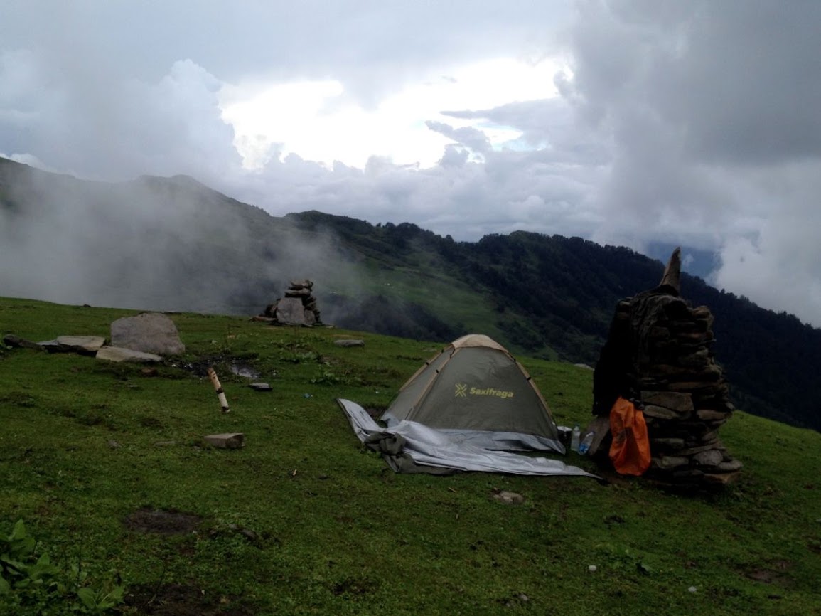 camping on chandrakhani pass while trekking in himachal pradesh