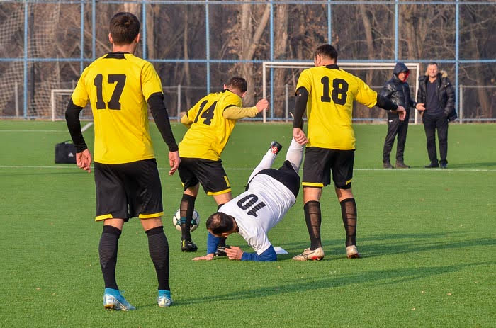 Group of people playing mini football Группа людей играющих в мини-футбол