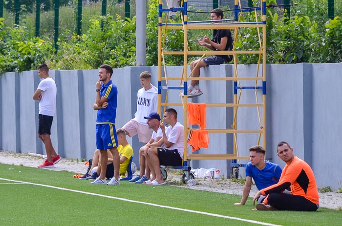 Group of people playing mini football Группа людей играющих в мини-футбол