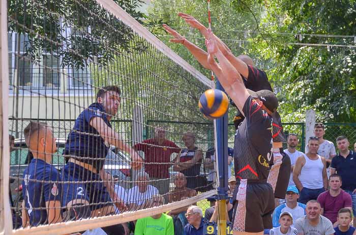 Group of people playing volleyball Группа людей играющих в волейбол