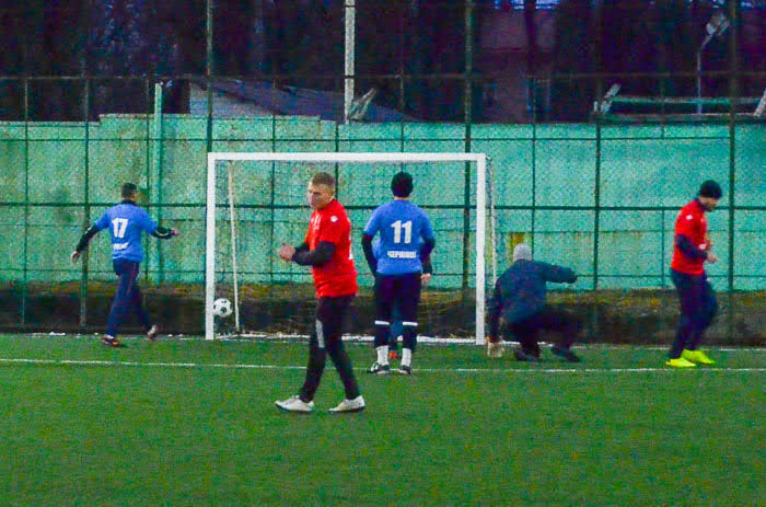 Group of people playing mini football Группа людей играющих в мини-футбол