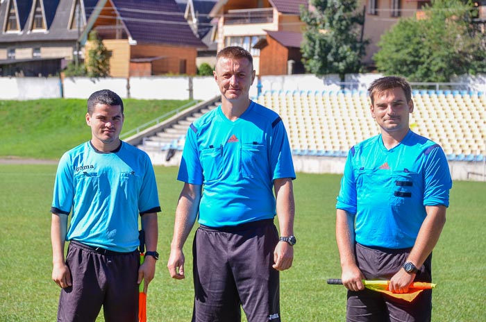 Group of people playing mini football Группа людей играющих в мини-футбол