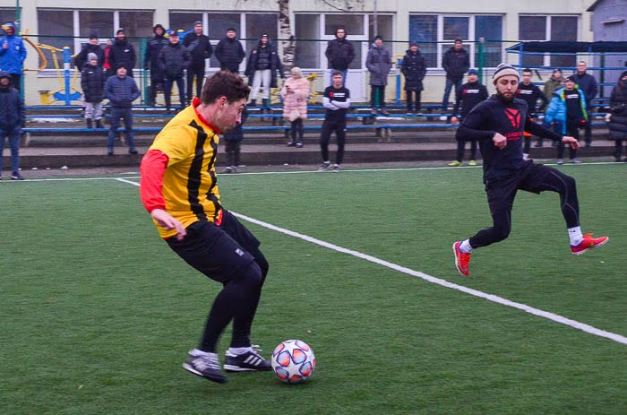 Group of people playing mini football Группа людей играющих в мини-футбол