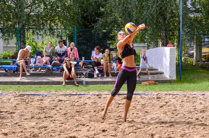 Group of people playing volleyball Группа людей играющих в волейбол