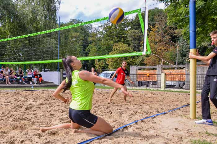 Group of people playing volleyball Группа людей играющих в волейбол