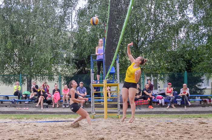 Group of people playing volleyball Группа людей играющих в волейбол