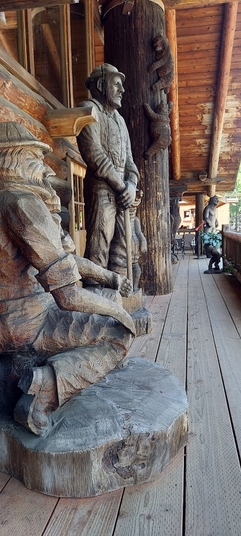 Camp 18 Restaurant, a must stop on the way to the Oregon Coast on US 26 on the way to US 101. Outside while waiting you can see many carvings