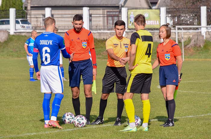 Group of people playing mini football Группа людей играющих в мини-футбол