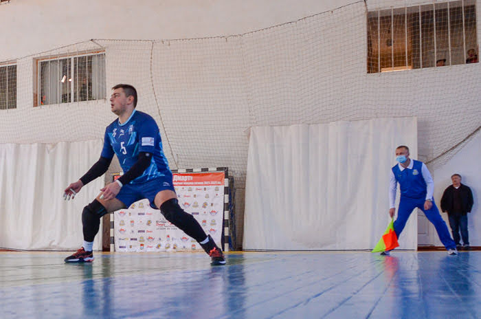 Group of people playing mini football Группа людей играющих в мини-футбол