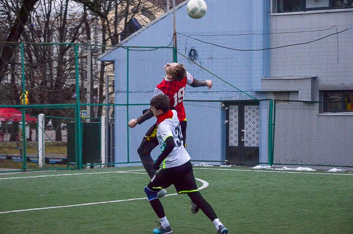 Group of people playing mini football Группа людей играющих в мини-футбол