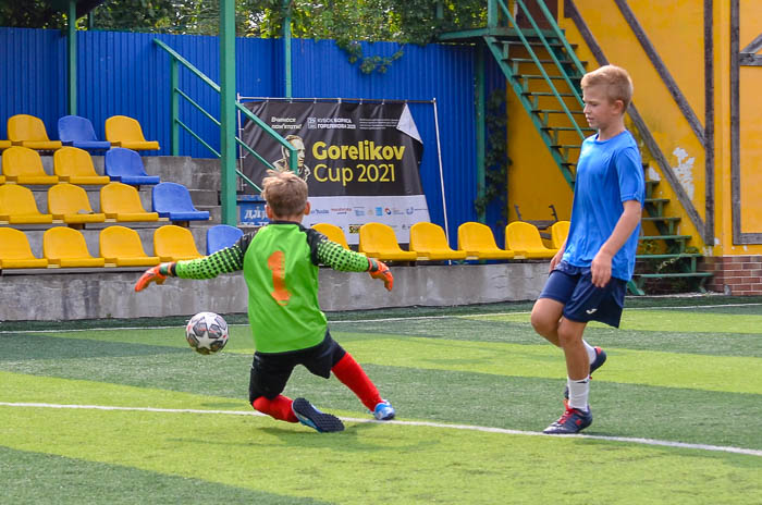 Group of people playing mini football Группа людей играющих в мини-футбол