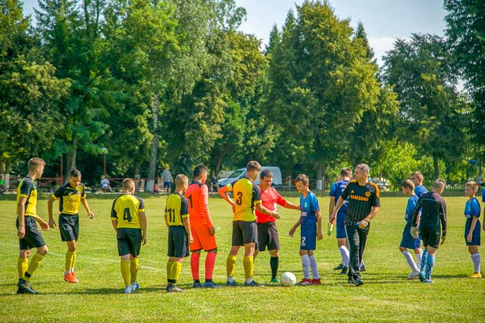 Group of people playing mini football Группа людей играющих в мини-футбол