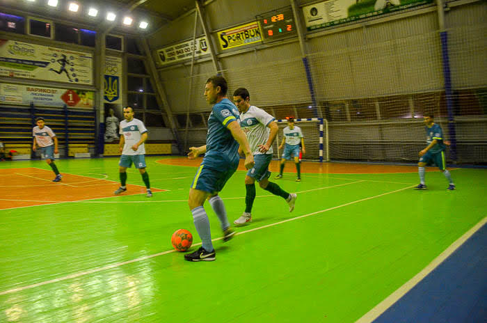 Group of people playing mini football Группа людей играющих в мини-футбол